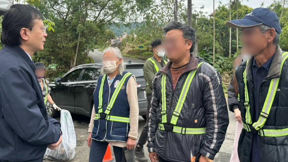 地檢出招 社勞幫掃墓 回饋地方反思己身 (圖/宜蘭地檢署提供)