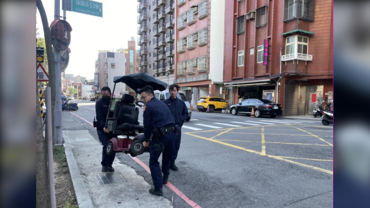 92歲老翁輔助車電力耗盡 勇警扛回派出所充電