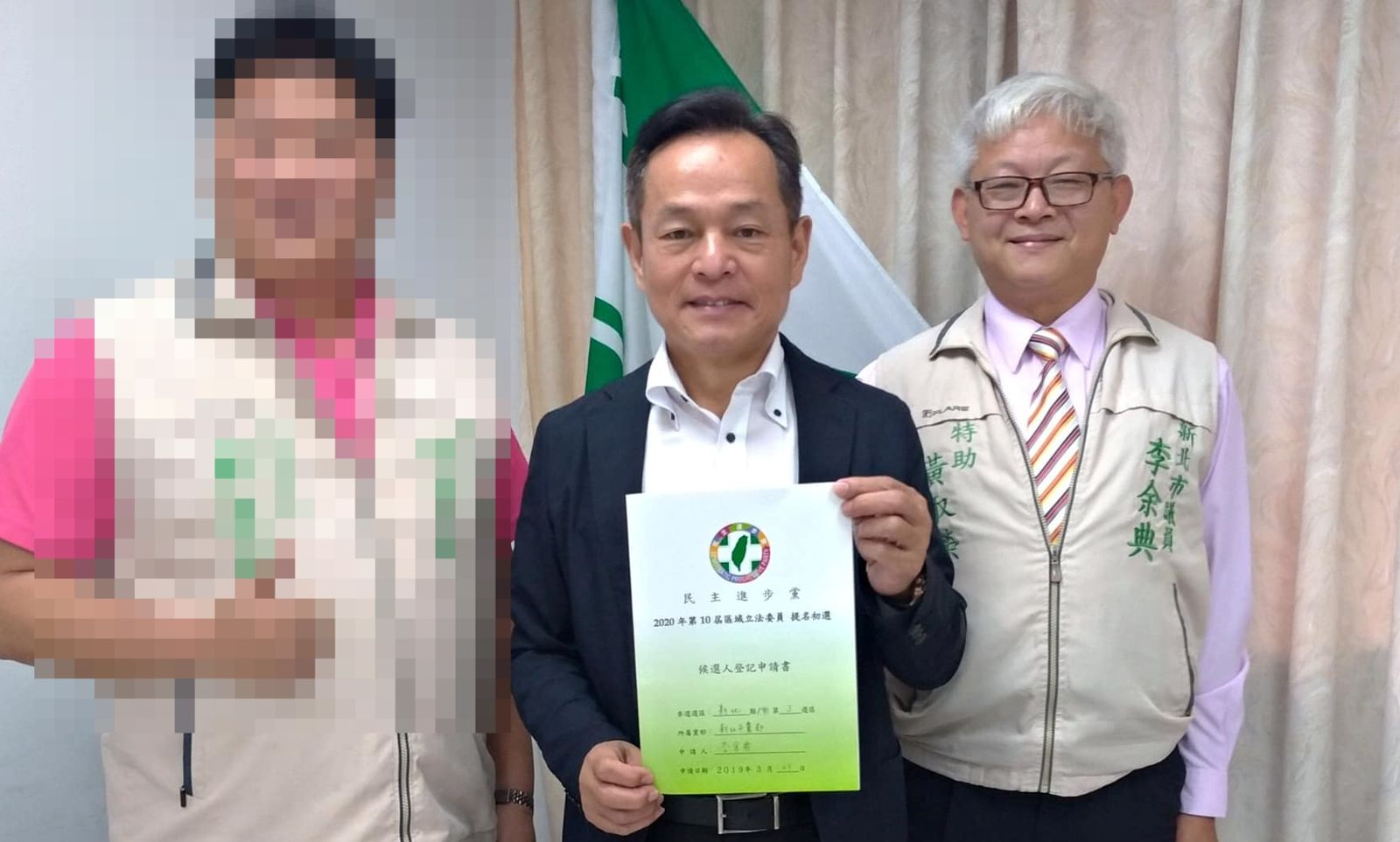 2019年黃取榮(右)身穿特助背心陪李余典到黨部進行立委初選登記。(圖/翻攝李余典臉書)