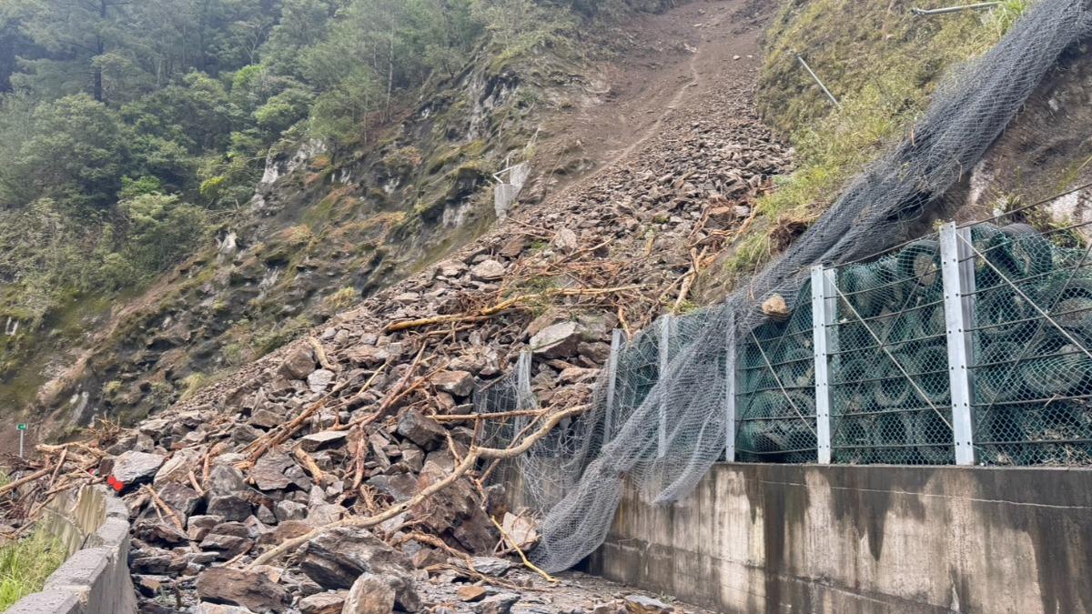 路面遭大量落石掩埋,雙向通行受阻。(圖/中區養護工程局谷關工務段提供)