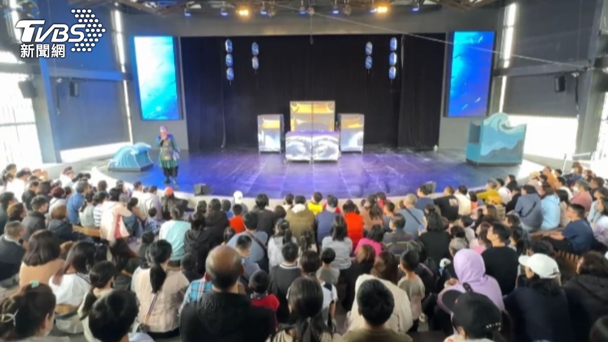 宜蘭傳藝中心現場有不少家長攜帶孩童前往遊玩。(圖/TVBS)