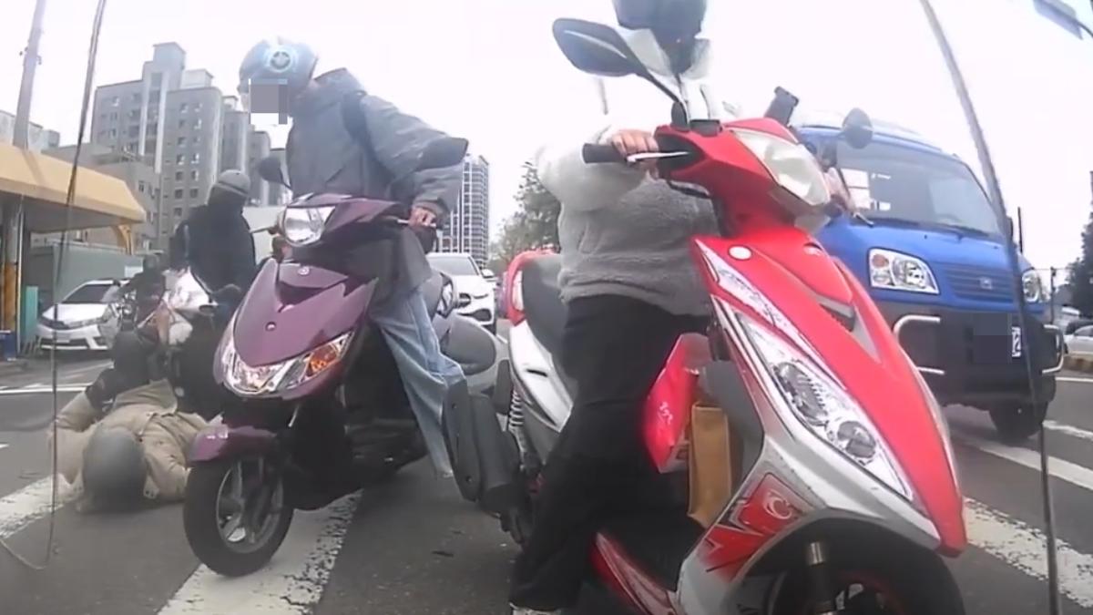 砂石車車斗勾落「電線截殺」　害慘3騎士撞成一團掛彩