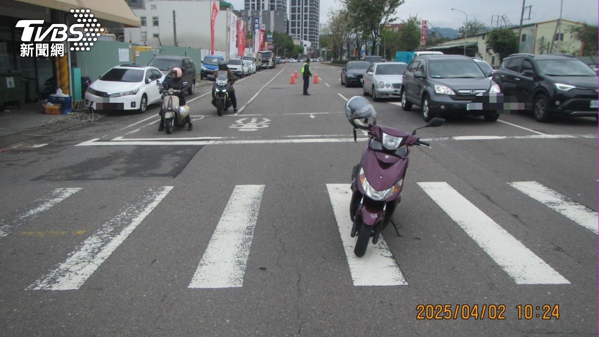 機車騎士受輕傷。(圖/TVBS)