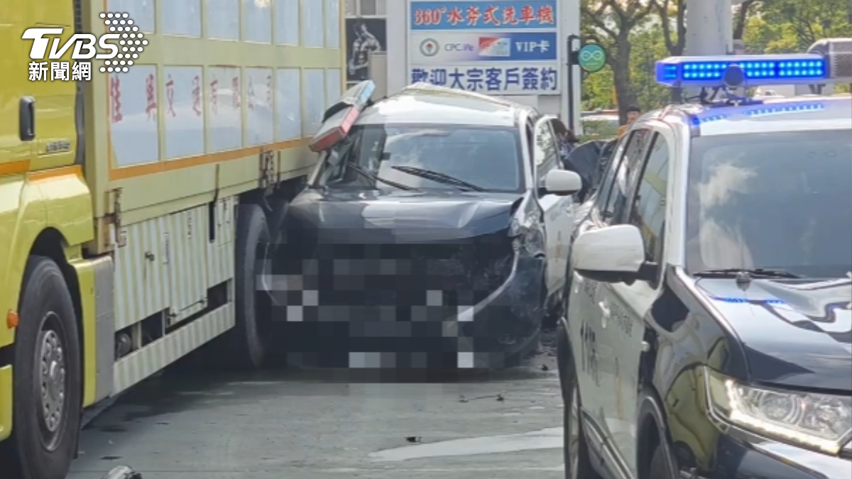 龍潭警匪追逐!女毒蟲撞爛警車「衝進加油站」落跑 3警受傷