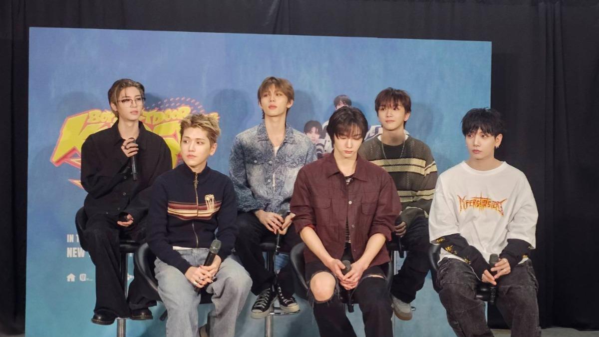 BOYNEXTDOOR團員LEEHAN(後排左起)、TAESAN、WOONHAK、RIWOO(前排左起)、SUNGHO、JAEHYUN出席接受媒體聯訪。(圖/記者陳建嘉攝)