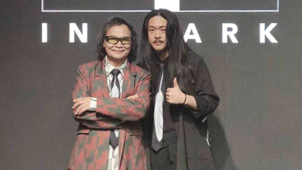 沈文程(左)和設計師郭瑋合作,自封是「東魯凱第一名模」。(圖/大大娛樂提供)