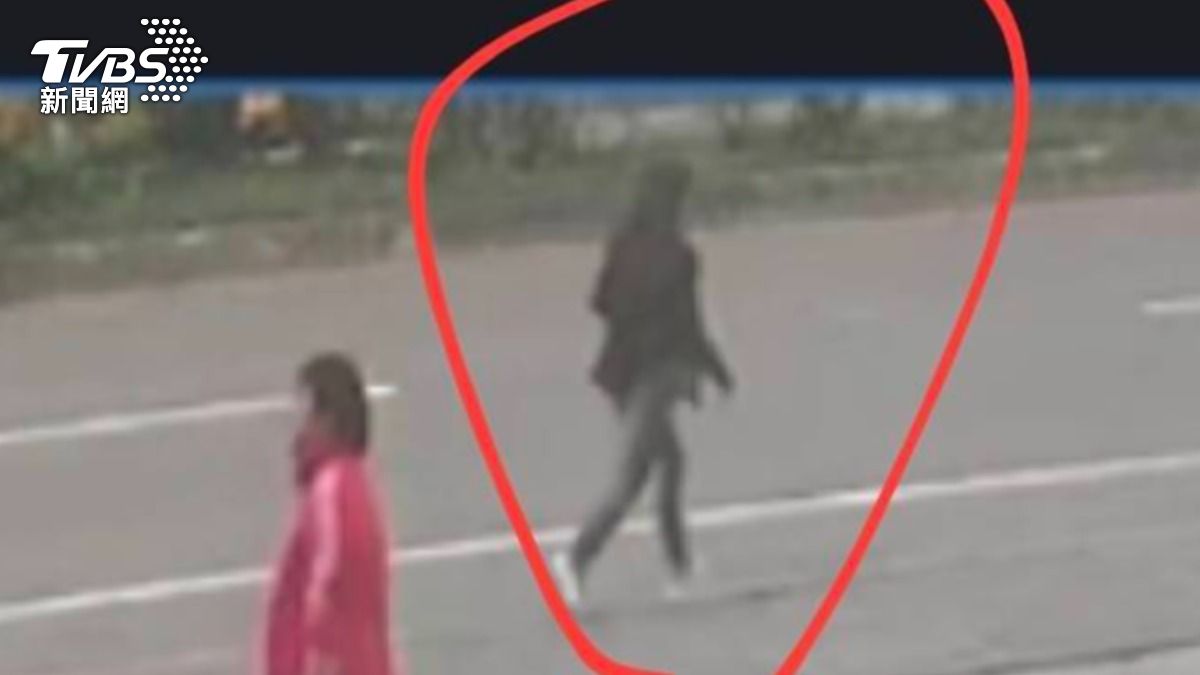 當時該名女犯嫌撞車後，隨即落跑躲到附近餐廳中。（圖／TVBS）