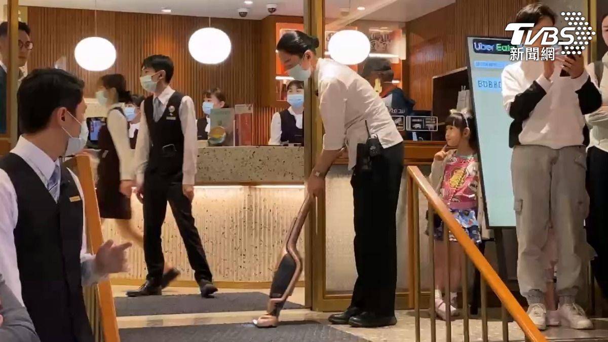 工作人員趕緊在木村拓哉到場前清理地毯。(圖/林坤緯攝)