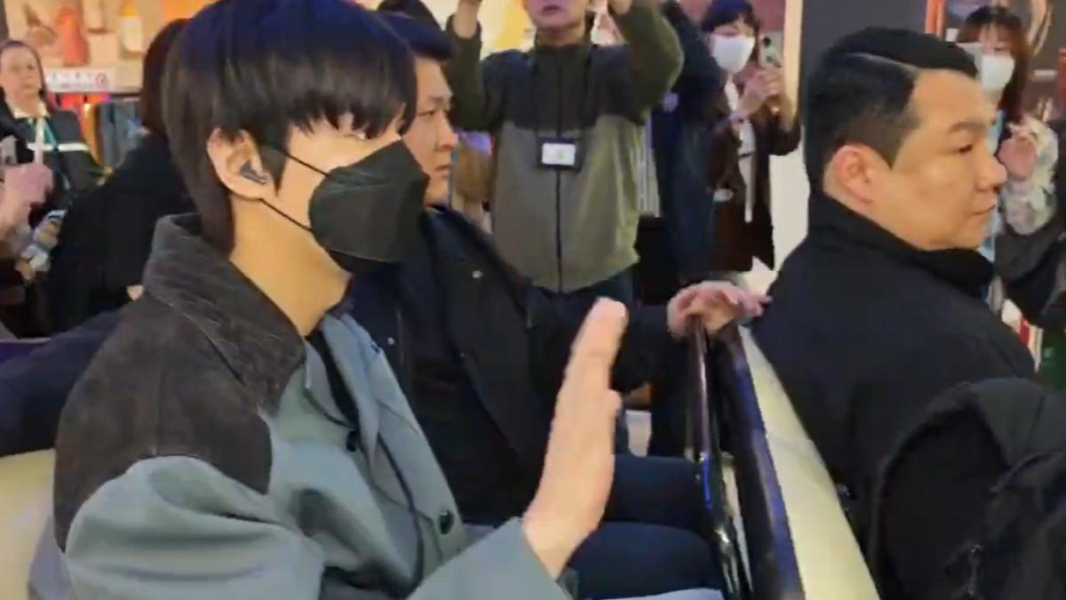 李敏鎬輕裝抵達機場,貼心向粉絲揮手。(圖/記者林志偉攝影)