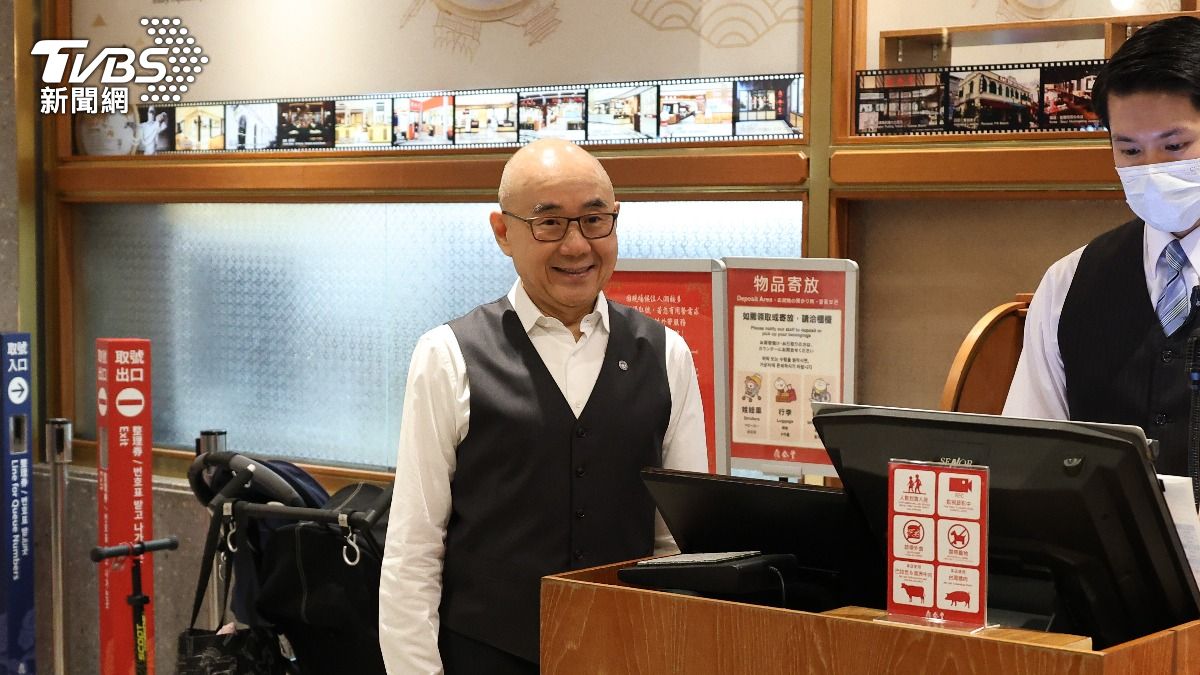 鼎泰豐董事長楊紀華也嚴陣以待。(圖/張哲鳴攝)