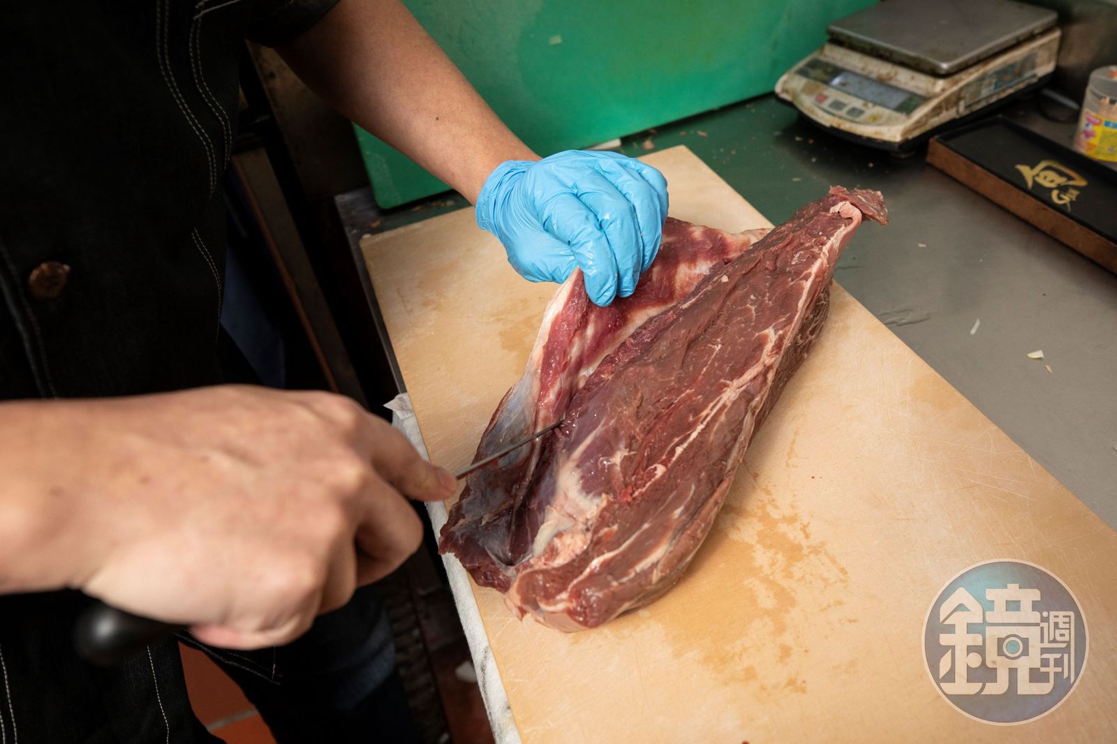 牛排煎煮前,會進行手工分筋、修筋,以提升肉品吃起來的品質,這是鬥炙牛排高貴不貴的祕訣。