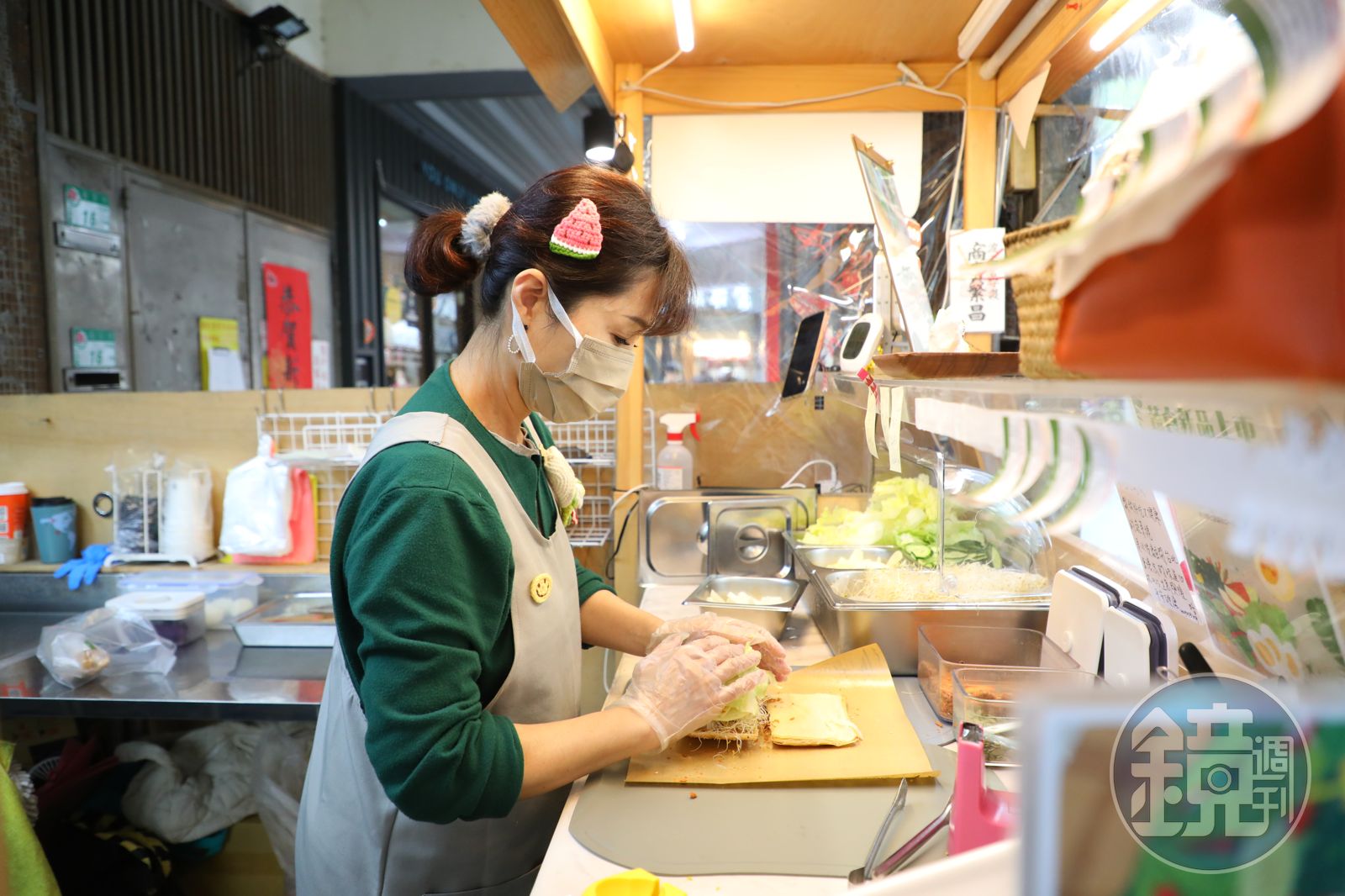 老闆娘把蔬果食材處理得很乾爽,讓捲餅不易濕爛且耐放。(圖/鏡週刊)