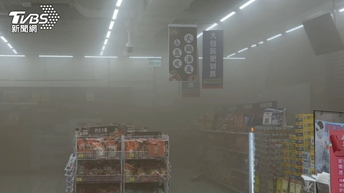 快訊/鳳山量販店凌晨火警 B1「配電盤燃燒」狂冒濃煙