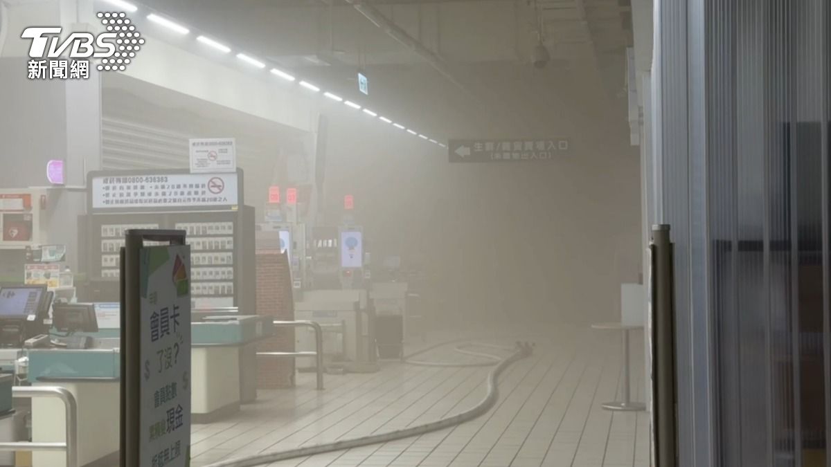鳳山家樂福凌晨狂冒濃煙。(圖/TVBS)