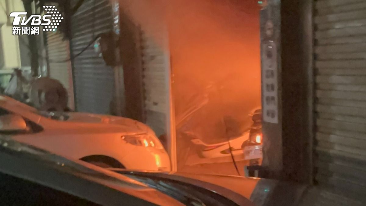 高雄民宅深夜陷火海!1女嗆傷受困 抱犬獲救驚魂未定