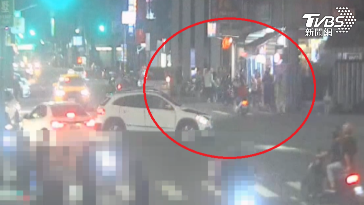 雙方當街爆發追逐戰，到路口後還下車繼續追殺痛毆。（圖／TVBS）