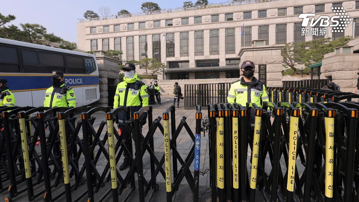 當局佈署警力防止激進民眾衝進憲法法庭。（圖／達志影像美聯社）