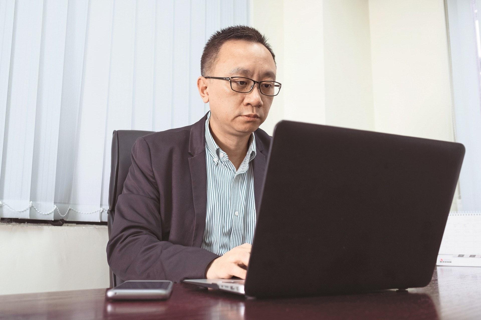 專家呼籲,小心來源不明App,勿輕信下載。(圖/香港01)