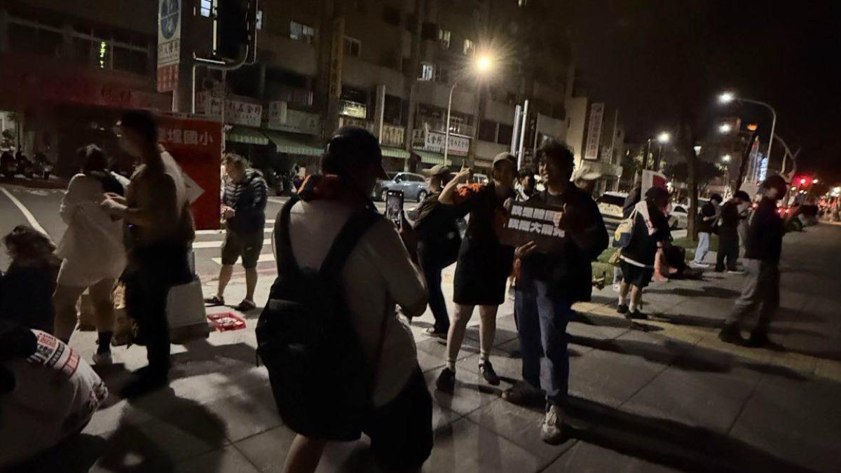 民進黨立委沈伯洋到大港開唱幫忙收連署書。(圖/翻攝自沈伯洋臉書)