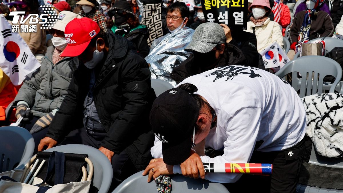尹錫悅遭罷免!支持者激動敲碎警車車窗 哭喊:國家滅亡了
