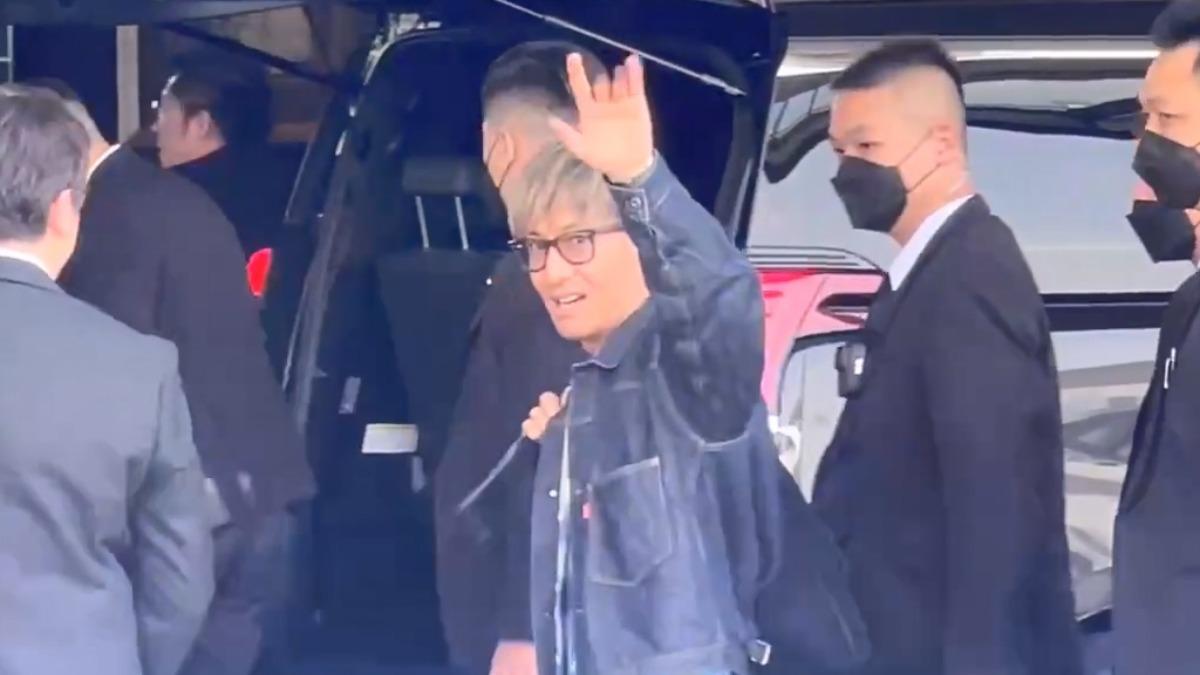 直擊／木村拓哉好暖！機場跟粉絲「揮手5次」道別　久違來台喊開心