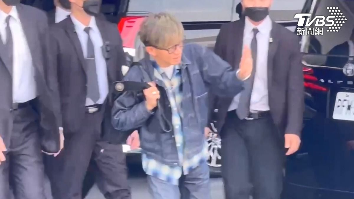 看到許多粉絲守候,木村拓哉特意走近也跟大家揮手道別。(圖/TVBS)