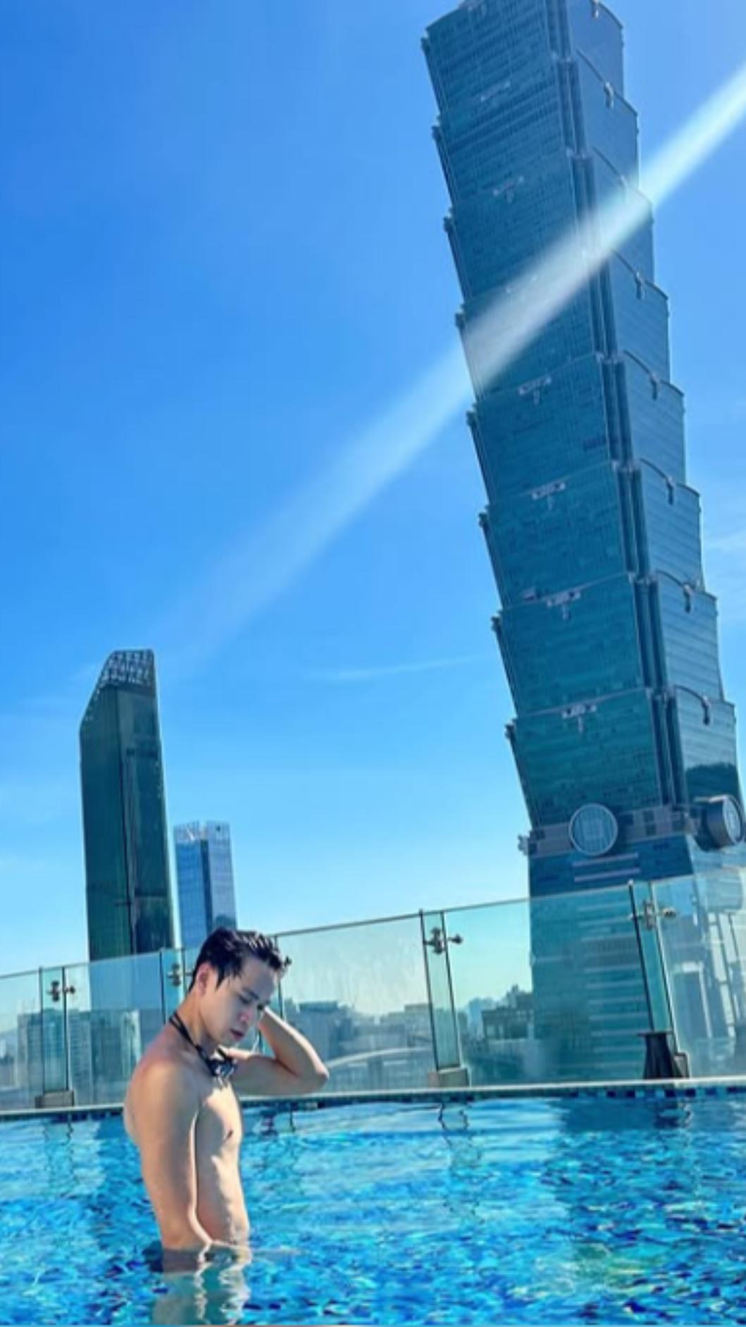 Andy游泳的地方疑似為女友住家。(圖/翻攝自andy1994x ig)