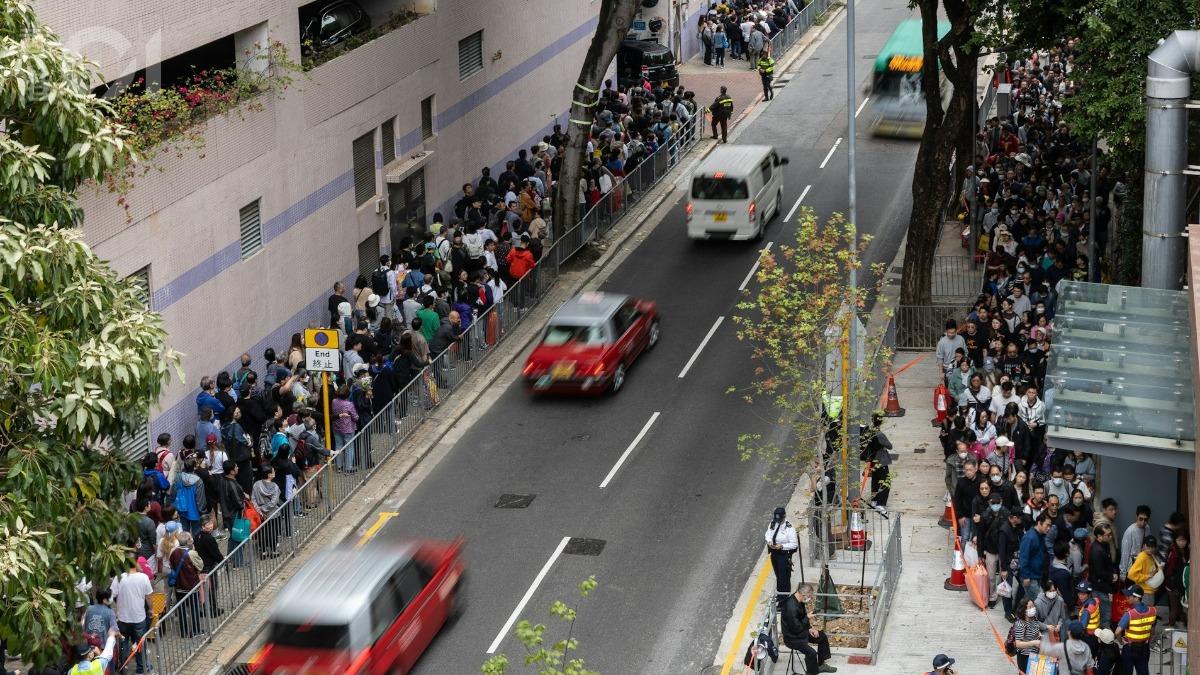 許多香港民眾在排隊上山掃墓祭祖，目測約有上千人。（圖／香港01）