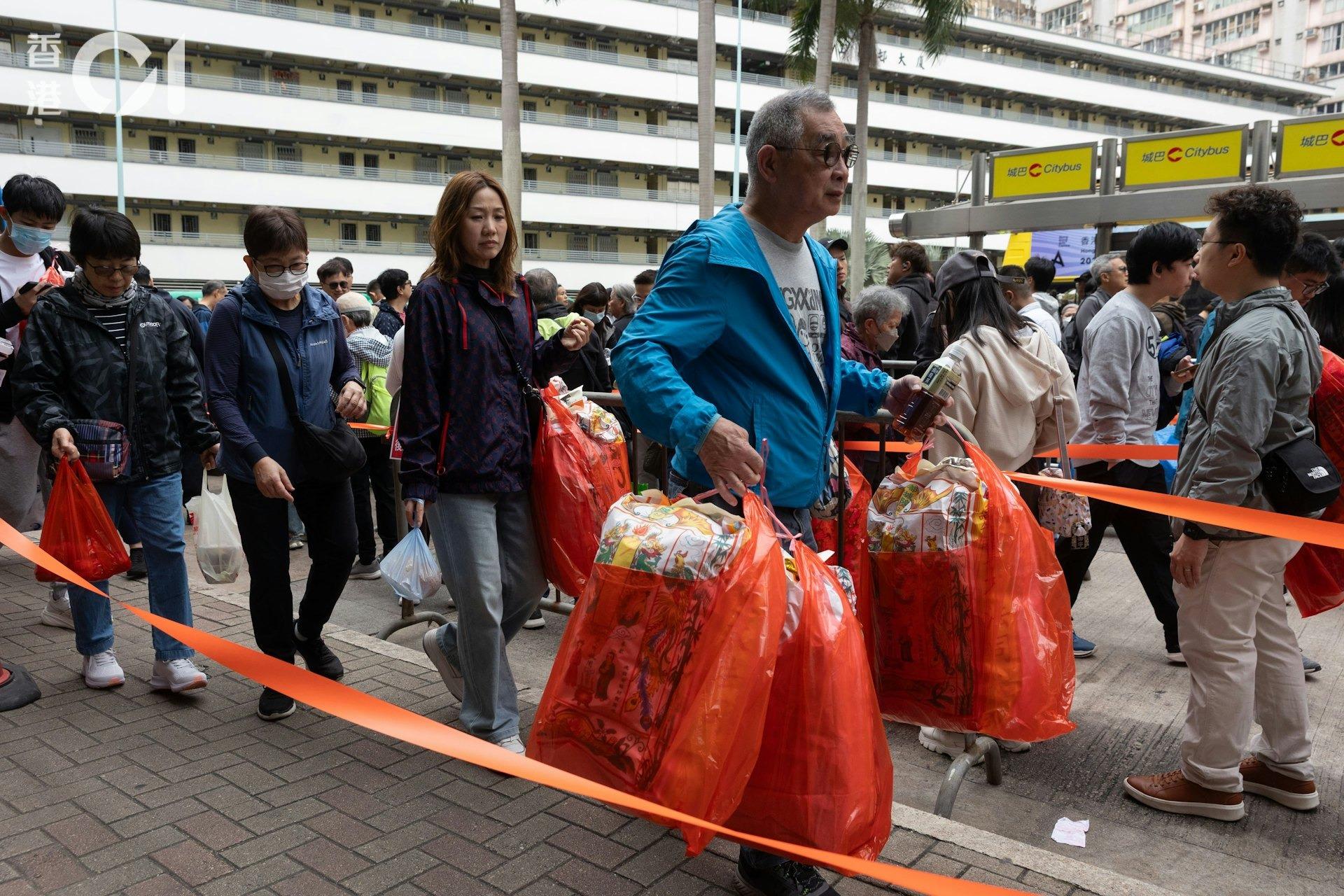 今日(4月4日)清明節,大批市民帶備祭品到柴灣永遠墳場掃墓,柴灣港鐵站旁的巴士站大排長龍。(圖/香港01)