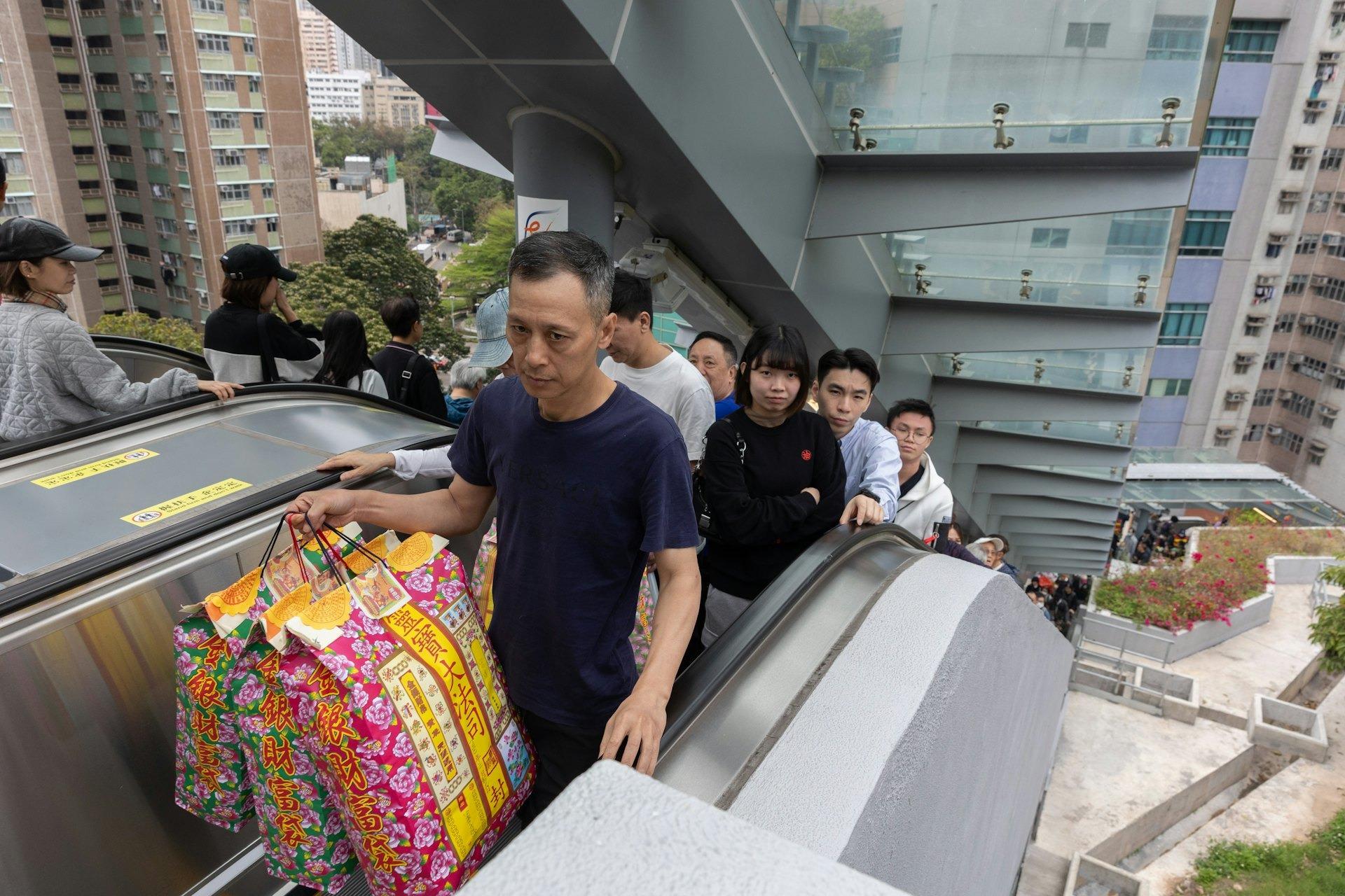 新廈街千人等坐扶手電梯,記者實測排隊,花15分鐘還沒到達扶手電梯口。(圖/香港01)