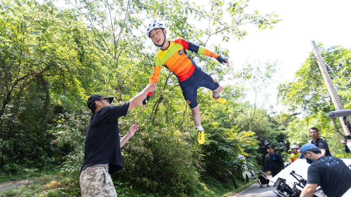 「林依晨兒子」挑戰高難度演出!騎車出意外 拋飛重摔畫面曝光
