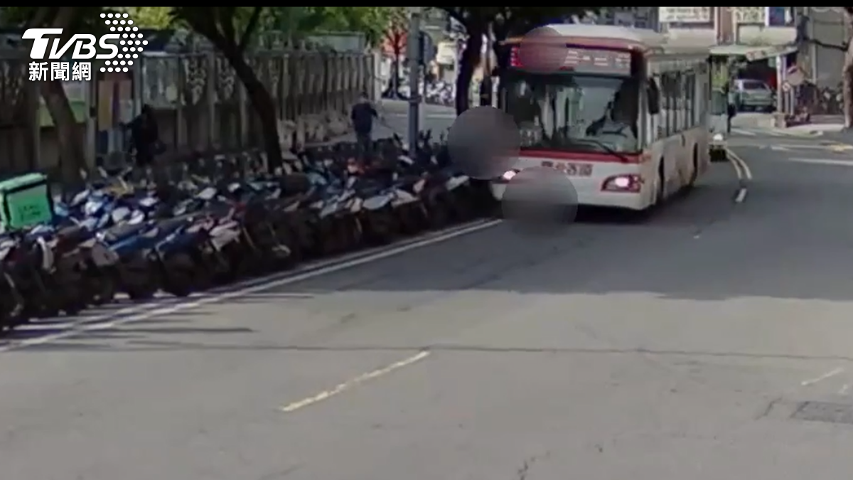 有片/公車司機撞倒一排機車「撿碎片就走」! 恐吊照3個月