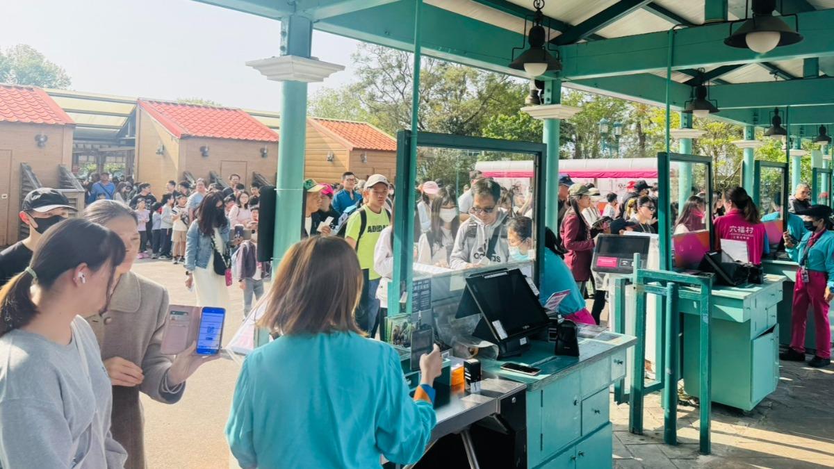 未成年免費入園閉園沒車困郊區　六福村今緊急調度接駁巴士