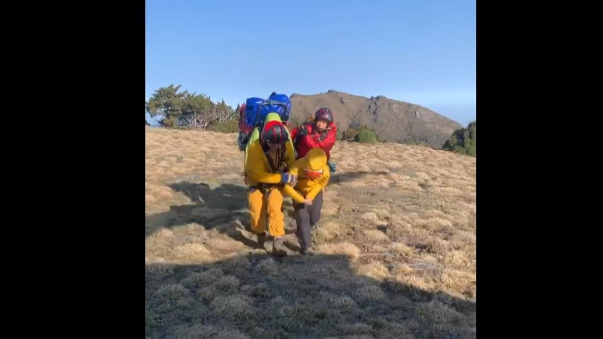 南投郡東山一名女山友疑似高山肺水腫，今（4）日被直升機救援下山。（圖／TVBS）