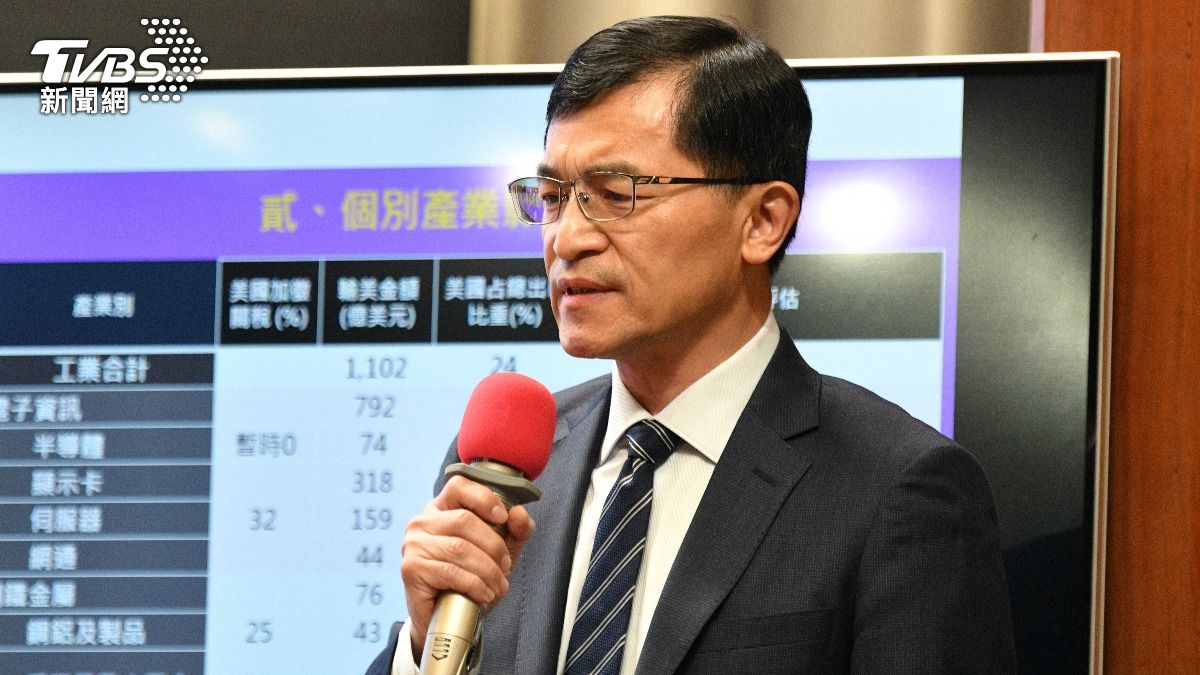 經濟部次長何晉滄說明經濟部因應美國關稅風暴的相關政策。(圖/胡瑞麒攝)