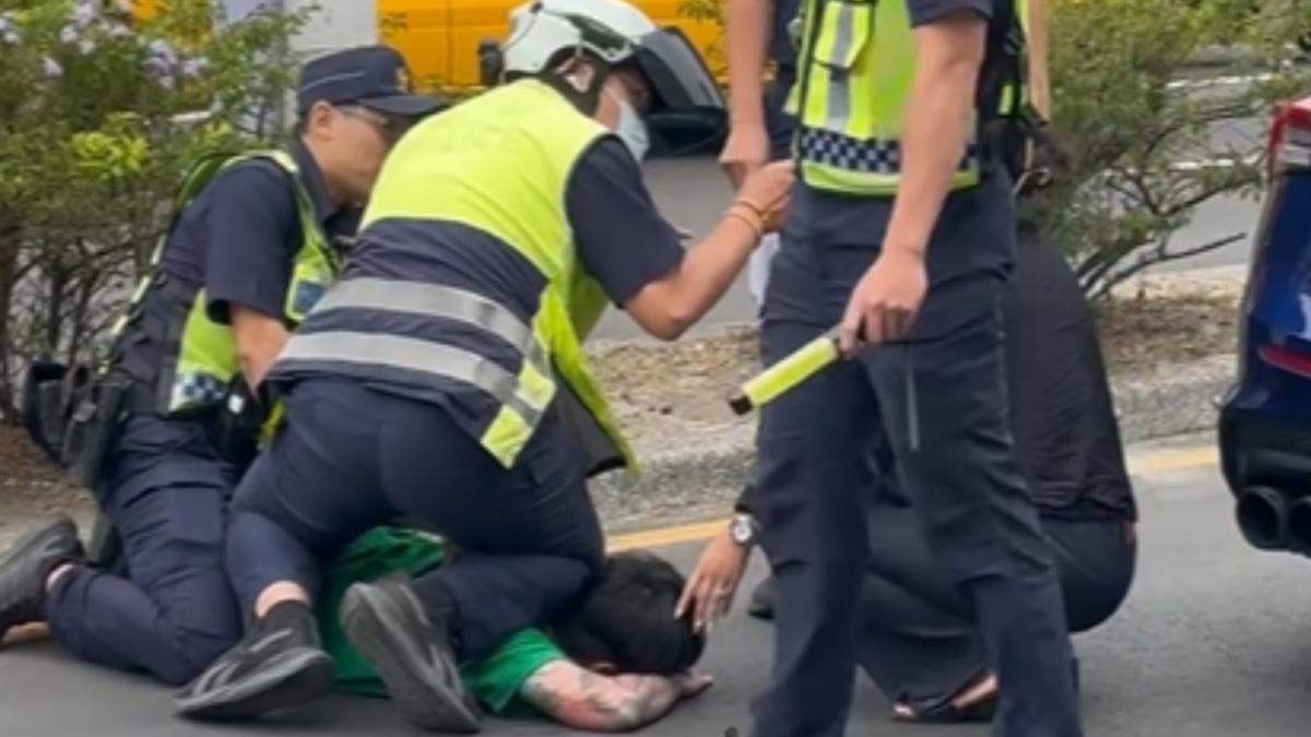 瑪莎拉蒂男違停竟狂譙警還衝撞副所長 下秒遭狼狽壓制趴地畫面曝