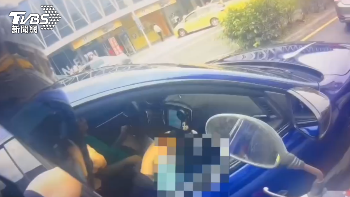 綠衣男子面對警方攔停置之不理,竟駕車再度衝撞警方。(圖/TVBS)