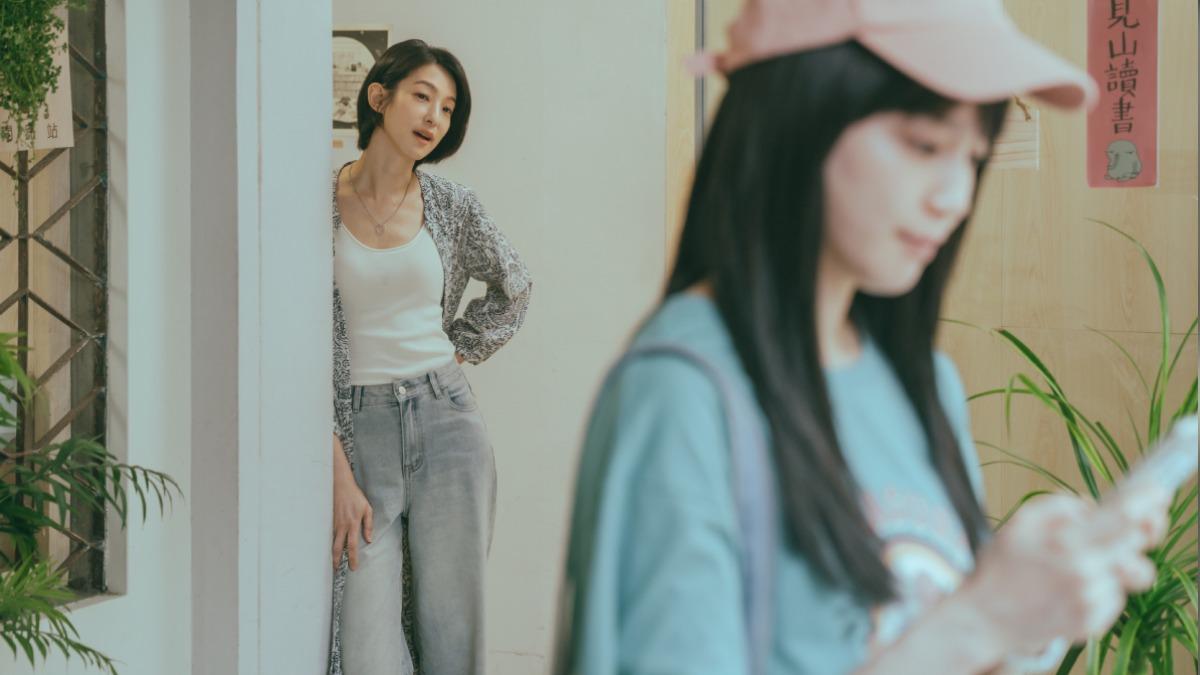 賴雅妍在片中是施柏宇、程予希戀愛見證者。(圖/阿榮影業提供)