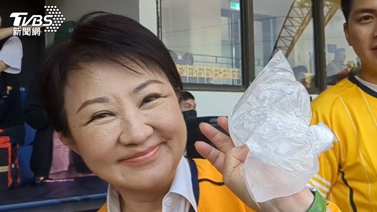 盧秀燕經過簡單冰敷後婉拒治療,持續嗨跳應援曲。(圖/黃國鈞攝)