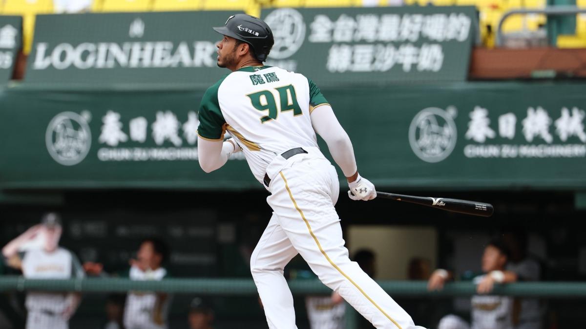 魔鷹本場貢獻1轟加1安。(圖/翻攝自臉書台鋼雄鷹 TSG HAWKS)