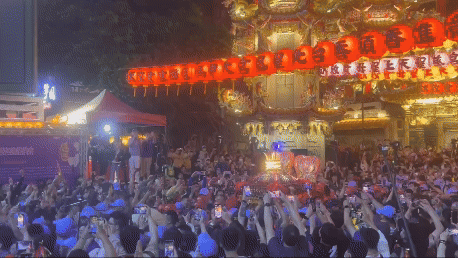 22時45分大甲媽祖準時起駕。（圖／林冠丞攝）