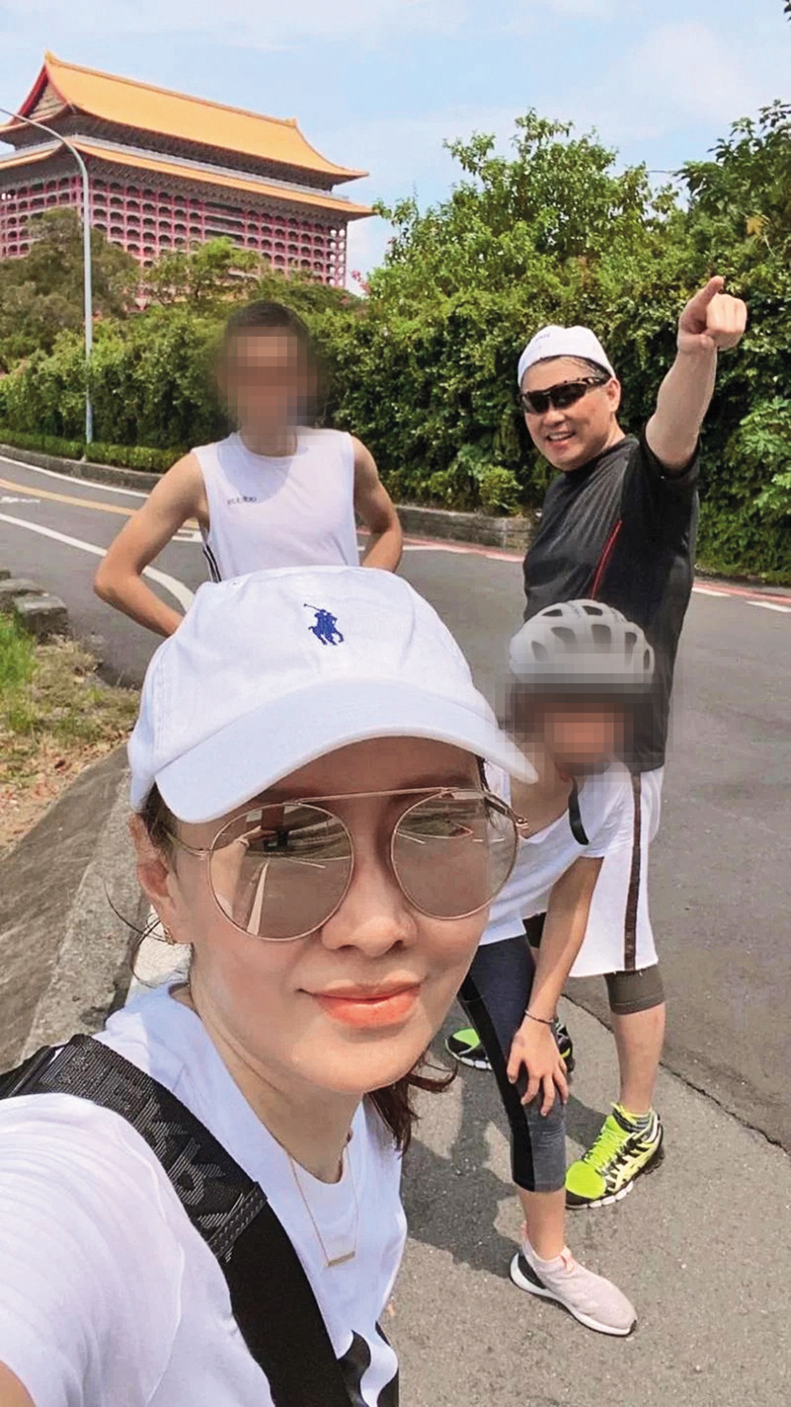 曾國城（後排右）與妻子劉晏鈴（前排左）育有一男一女，一家四口幸福美滿。（圖／翻攝自曾國城臉書）