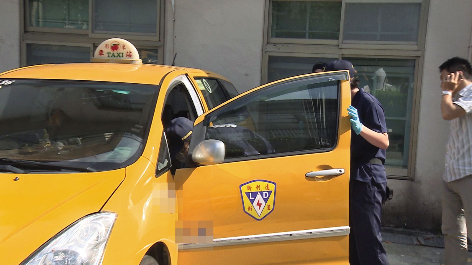 鑑識小組在計程車內發現大量血跡,並採到凶手的血指紋。(圖/東森新聞提供)