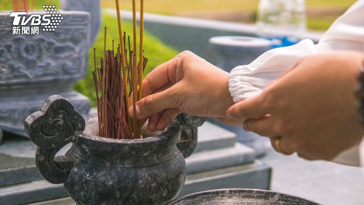 老祖宗顯靈!陸翁清明祭祖「嗆煙猛咳」 就醫一驗…驚罹晚期肺癌