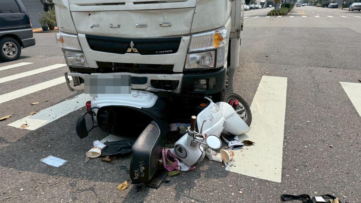 有片/台中小貨車「飆速闖紅燈」 女騎士遭攔腰撞捲車底斷魂