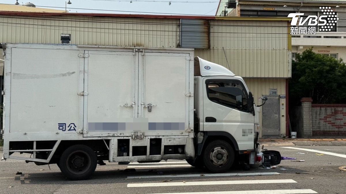 機車捲入車底，66歲女騎士搶救不治。（圖／TVBS）