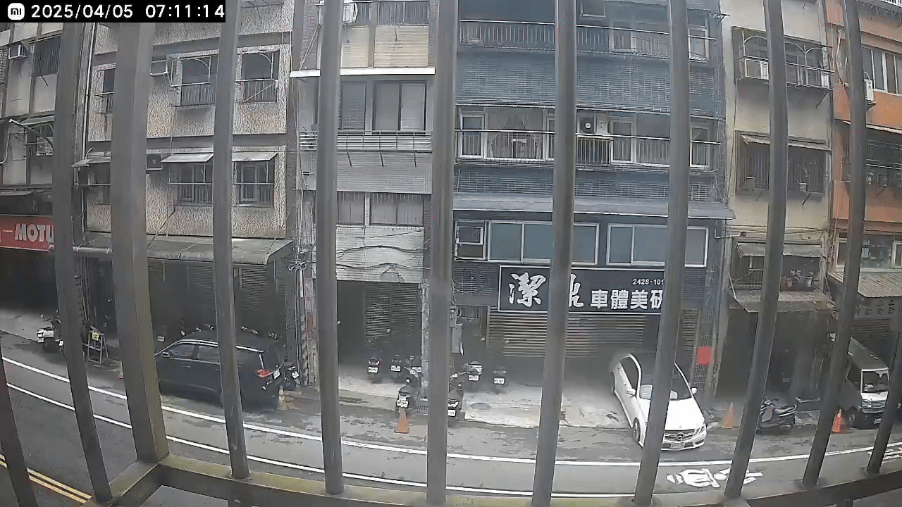 休旅車遭撞飛10公尺。(圖/民眾提供)