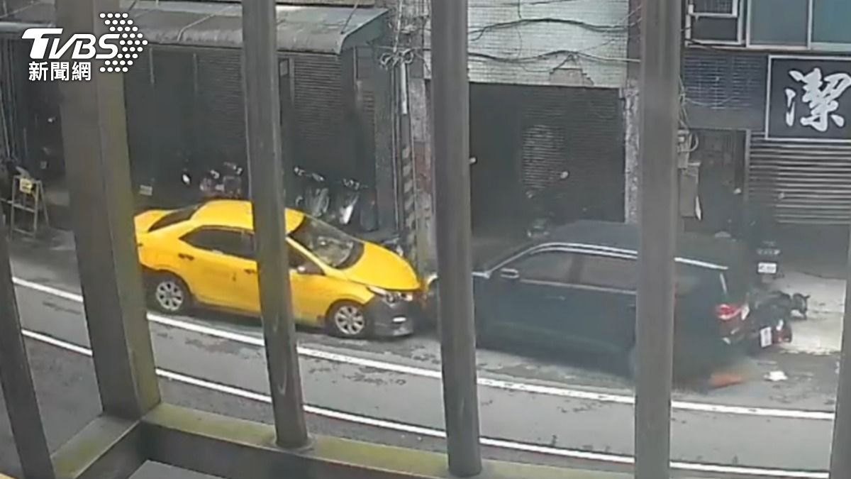 休旅車遭撞飛10公尺。(圖/民眾提供)