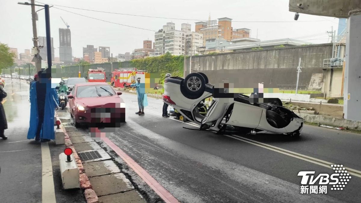 新北大漢橋下轎車突自撞「烏龜翻」！車內母子雙雙送醫