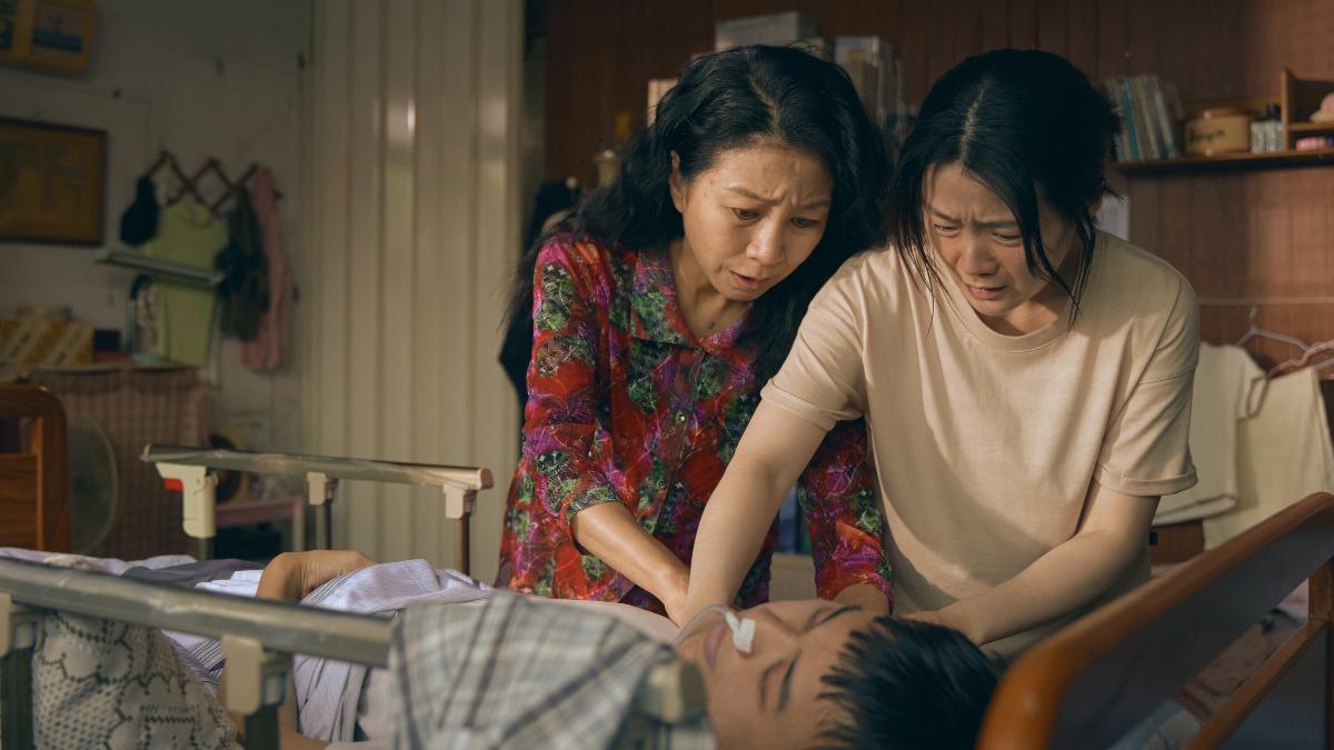 方文琳(左)、楊小黎飽滿地演出照顧者複雜而多層次的情緒。(圖/公視台語台提供)